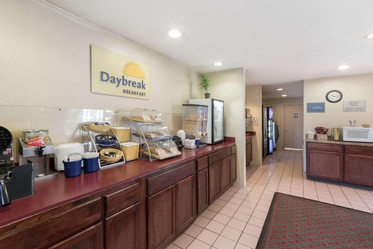 Public Area 2, Days Inn by Wyndham West Des Moines / Clive, Polk