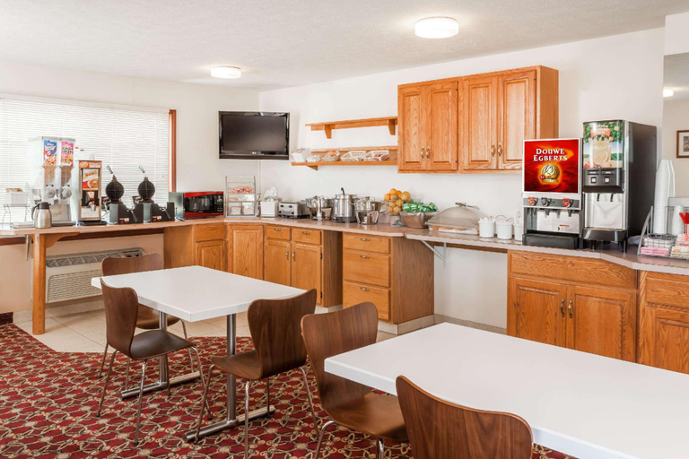 Food & Drinks 5, Super 8 by Wyndham Shipshewana, LaGrange