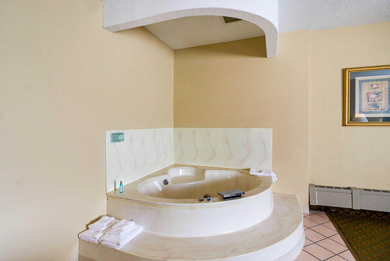 Bathroom 4, Quality Inn St. Cloud West, Stearns