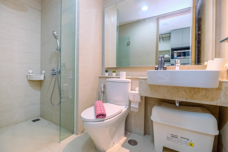 Bathroom 5, Elegant Studio with Pool and Sea View at Gold Coast Apartment By Travelio, Jakarta Utara