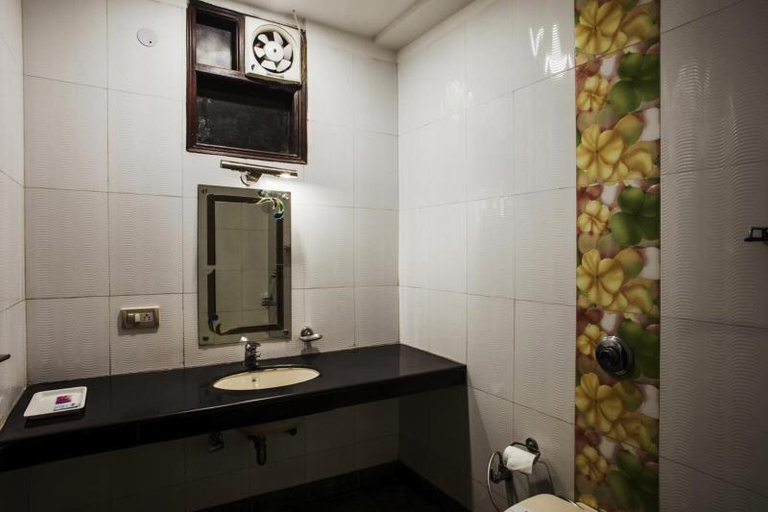 Bathroom 3, Hotel Karat 87 Inn, Delhi