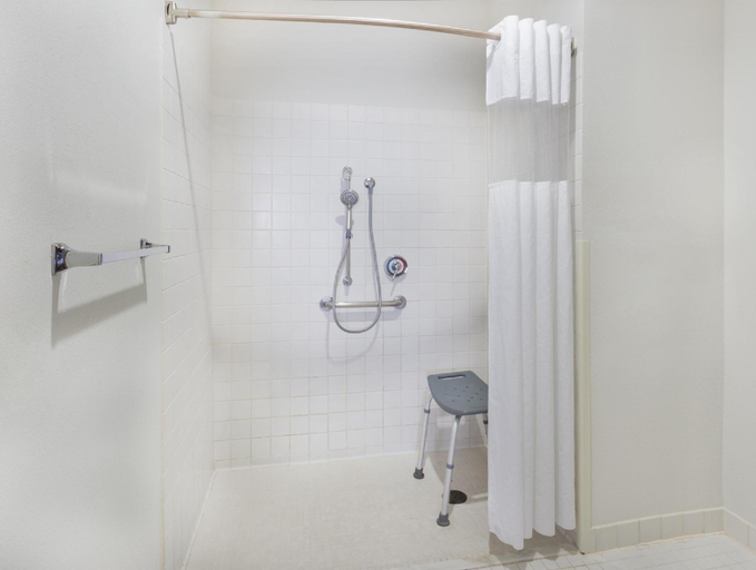 Bathroom 4, Baymont by Wyndham Rockford, Winnebago