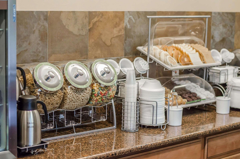 Food & Drinks, Quality Suites St. Joseph, Buchanan