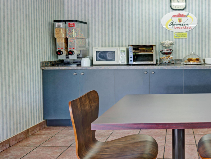 Food & Drinks 5, Super 8 by Wyndham Niagara Falls North, Niagara