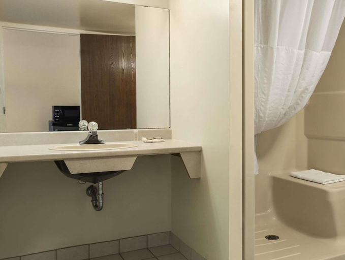 Bathroom 5, Super 8 by Wyndham North Bay, Nipissing