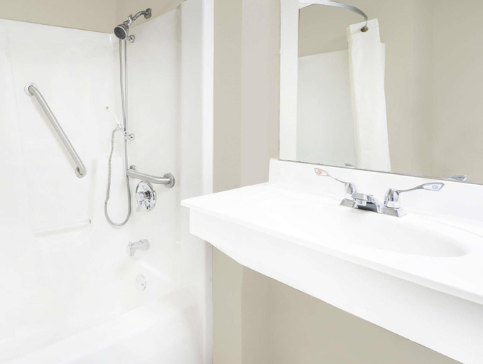 Bathroom 4, Super 8 by Wyndham Bolivar, Polk