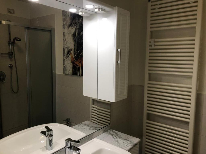 Bathroom 5, At 9, Milano