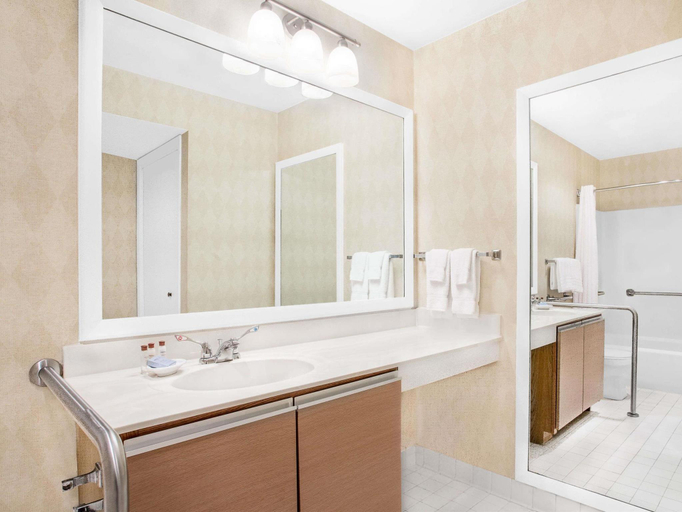 Bathroom 4, Hawthorn Extended Stay by Wyndham Green Bay, Brown