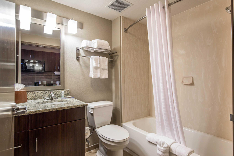 Bathroom 4, Suburban Studios Midland I-20, Midland