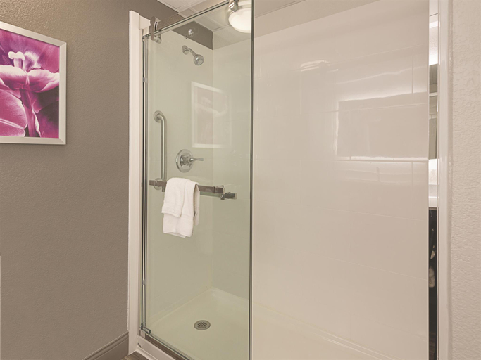 Bathroom 4, La Quinta Inn & Suites by Wyndham Boston-Andover, Essex