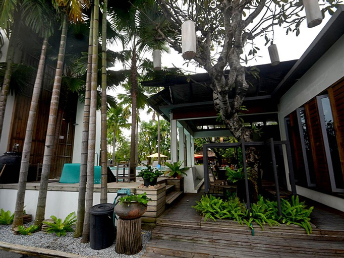 Exterior & Views 11