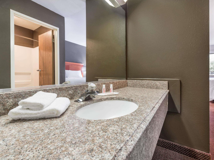 Bathroom 4, Super 8 by Wyndham Georgetown, Scott