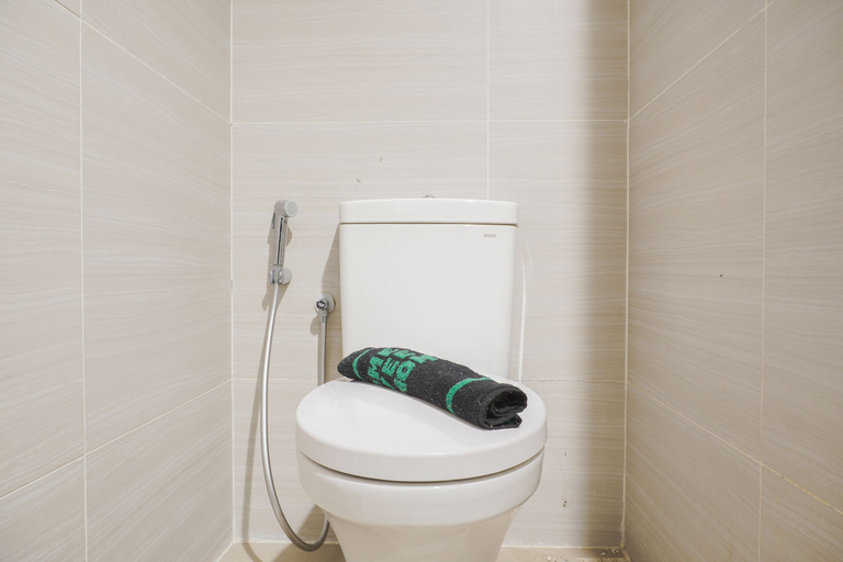 Bathroom 2, Fancy and Nice Studio at West Vista Apartment By Travelio, Jakarta Barat