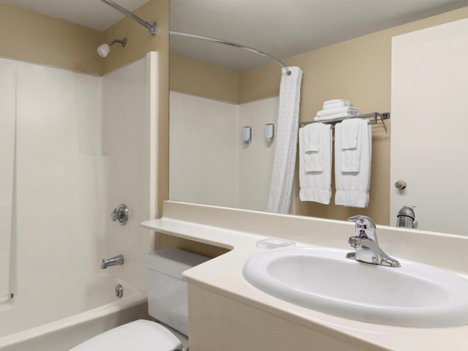 Bathroom 4, Travelodge Suites By Wyndham New Glasgow, Pictou
