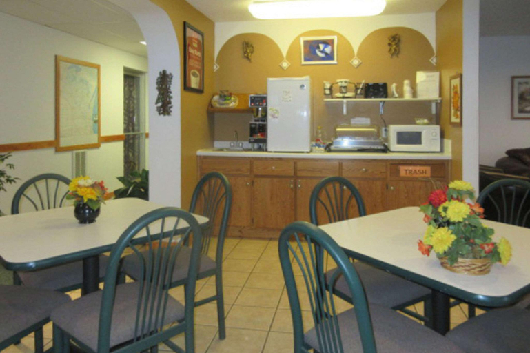 Others 4, Econo Lodge, Chippewa