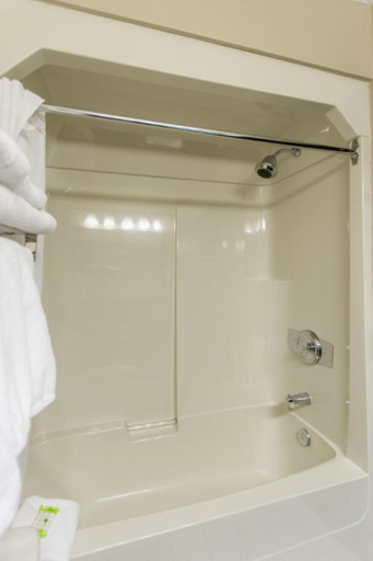 Bathroom 4, Seven Oaks Hotel Regina, Division No. 6