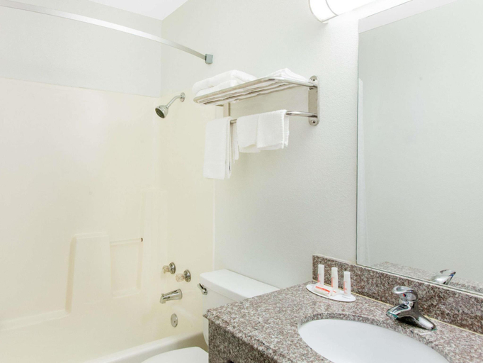 Bathroom 4, Super 8 by Wyndham Sallisaw, Sequoyah