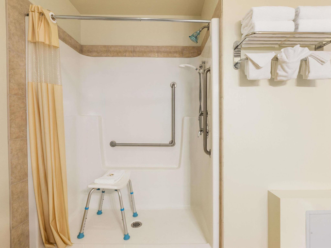Bathroom 4, Days Inn by Wyndham Chetwynd, Peace River