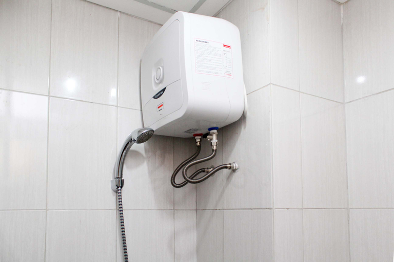 Bathroom 5, Nice and Cozy Studio at Monroe Tower Apartment By Travelio, Cikarang