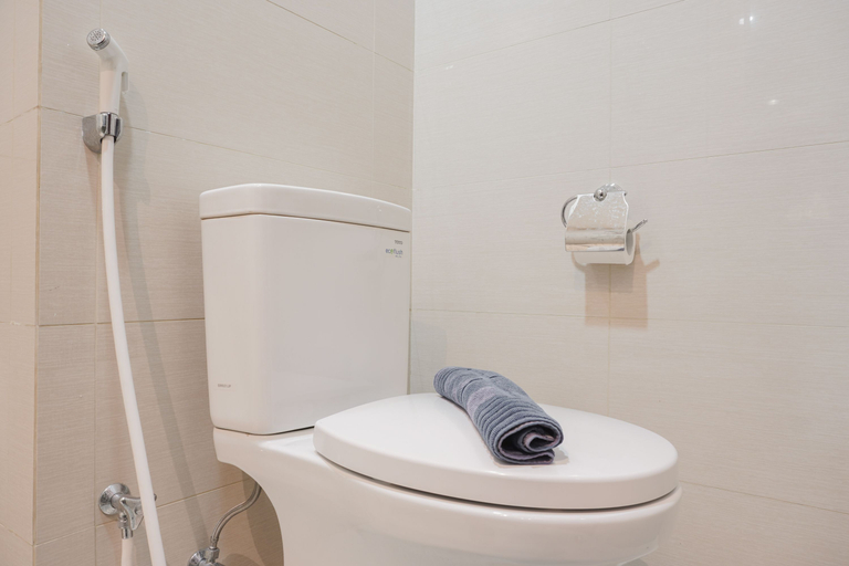 Bathroom 5, Comfort and Homey Studio at Green Sedayu Apartment By Travelio, Jakarta Barat