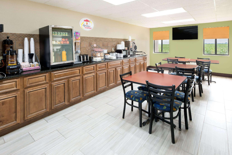 Food & Drinks 5, Super 8 by Wyndham Charleston MO, Mississippi
