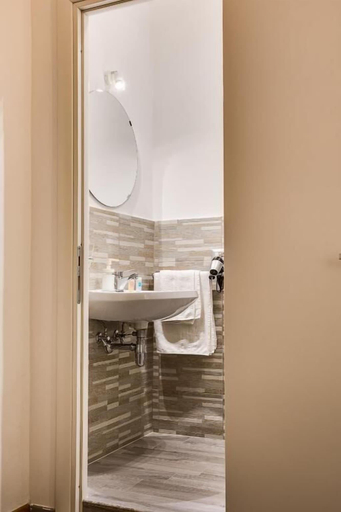 Bathroom 4, Penelope Holiday, Roma