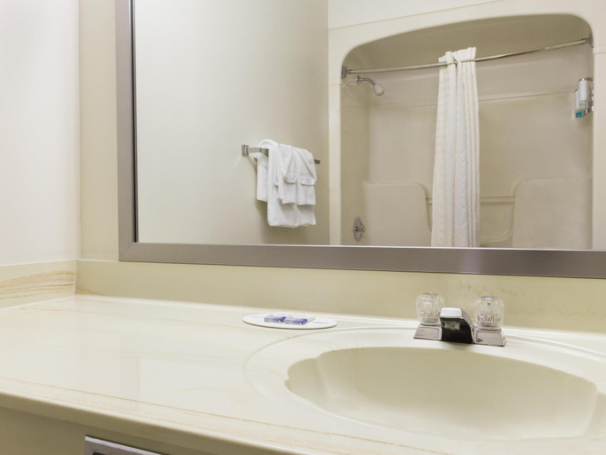 Bathroom 4, Travelodge by Wyndham Timmins, Cochrane
