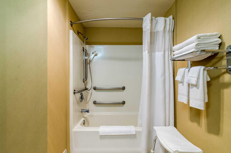 Bathroom 4, Super 8 by Wyndham Cozad, Dawson