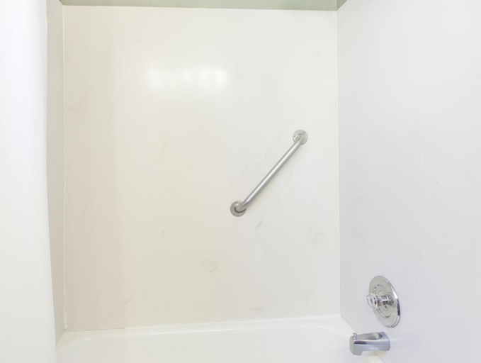 Bathroom 4, Travelodge by Wyndham Everett City Center, Snohomish