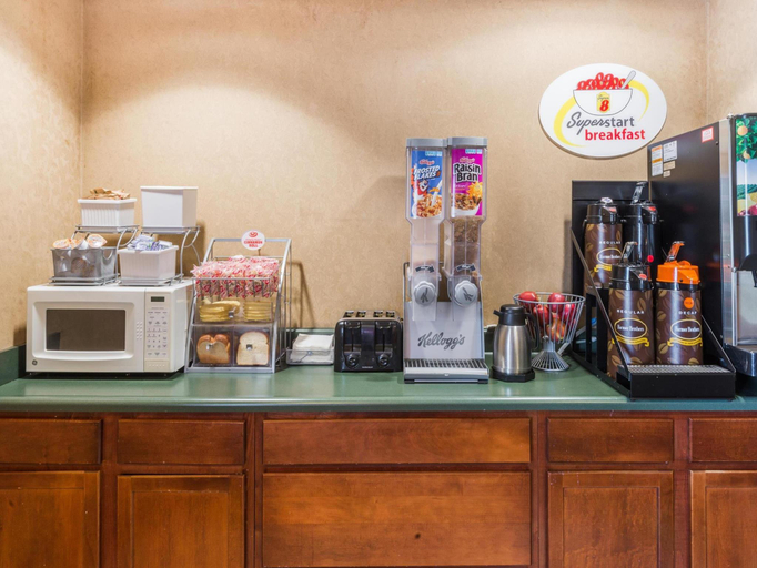 Food & Drinks 5, Super 8 by Wyndham Indianapolis/NE/Castleton Area, Marion