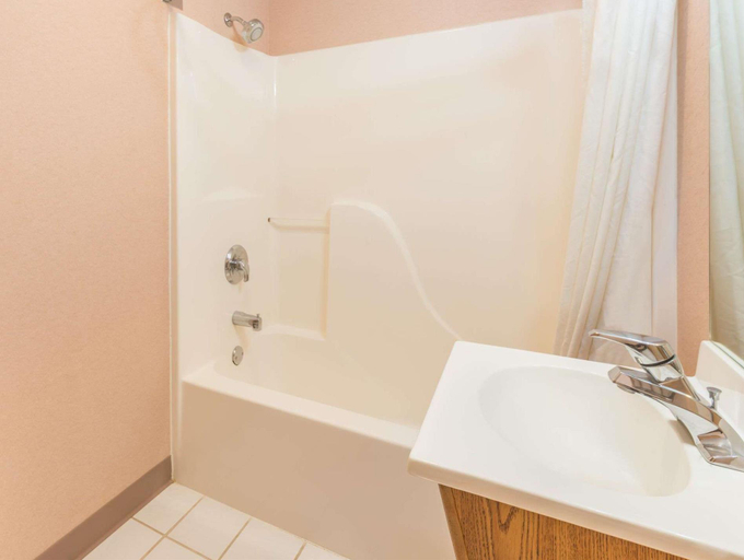 Bathroom 3, Super 8 by Wyndham Wakeeney, Trego
