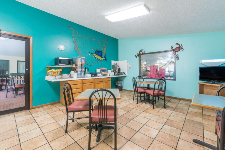 Food & Drinks 5, Super 8 by Wyndham Huron, Beadle