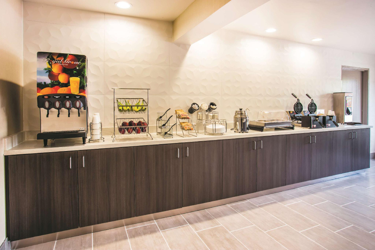 Public Area 2, La Quinta Inn & Suites by Wyndham Cincinnati NE - Mason, Warren