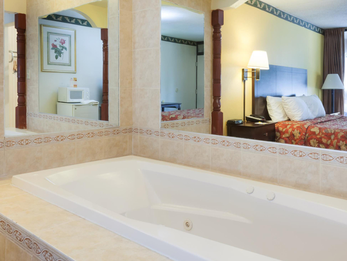 Bathroom 4, Days Inn by Wyndham Newark Wilmington, New Castle