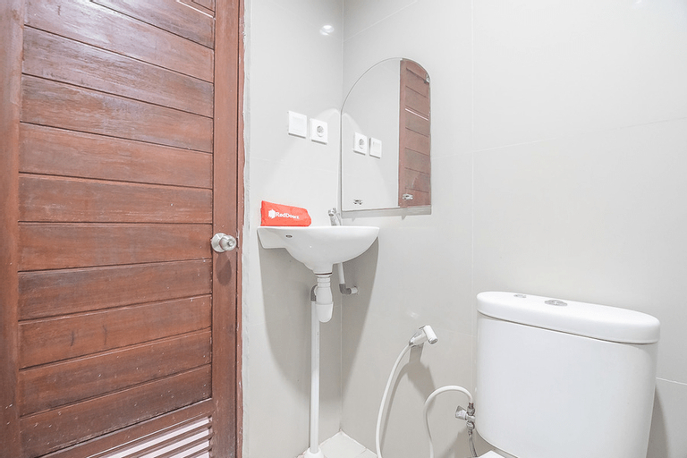 Bathroom 4, RedDoorz Syariah @ Jalan Cilik Riwut Kapuas, Kapuas