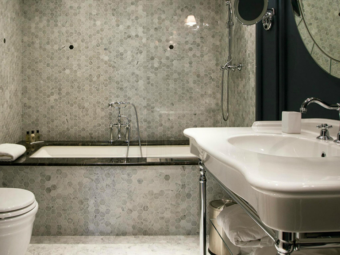 Bathroom 5, Palazzo Dama, Roma