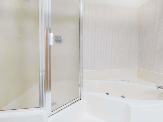 Bathroom 4, Baymont by Wyndham Washington, Daviess
