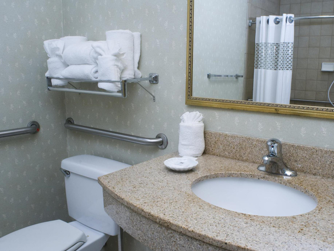 Bathroom 3, Hampton Inn & Suites Newport/Middletown, Newport