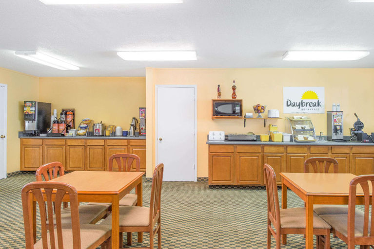 Food & Drinks 5, Days Inn by Wyndham Deming, Luna