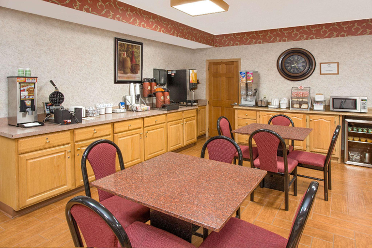 Public Area 2, Super 8 by Wyndham Three Rivers, Saint Joseph