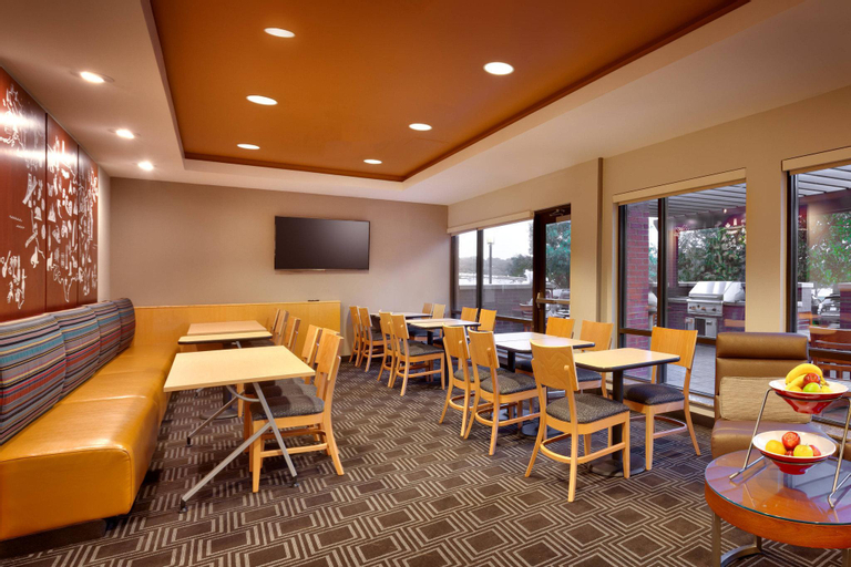 Food & Drinks 3, TownePlace Suites Omaha West, Douglas