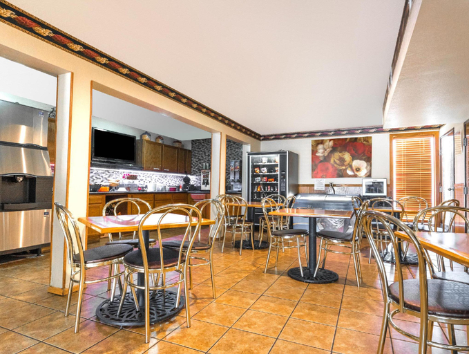 Food & Drinks 5, Super 8 by Wyndham Waco University Area, McLennan