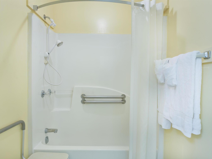 Bathroom 5, Super 8 by Wyndham Chipley, Washington