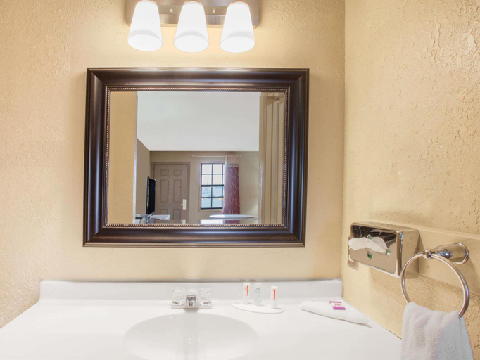 Bathroom, Knights Inn - Wildersville, TN, Henderson