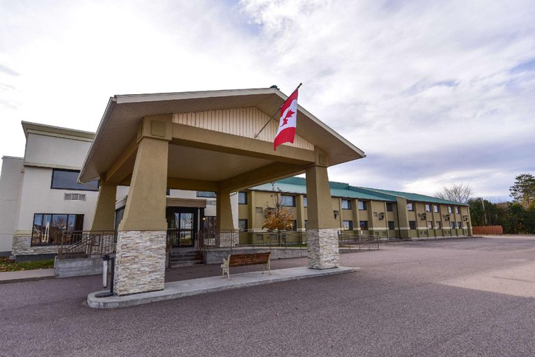 Exterior & Views 2, Quality Inn & Conference Centre Pembroke, Renfrew