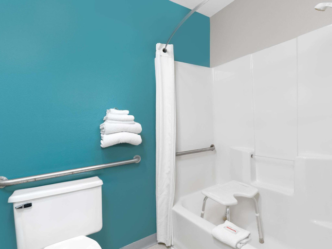Bathroom 4, Super 8 by Wyndham Huron, Beadle