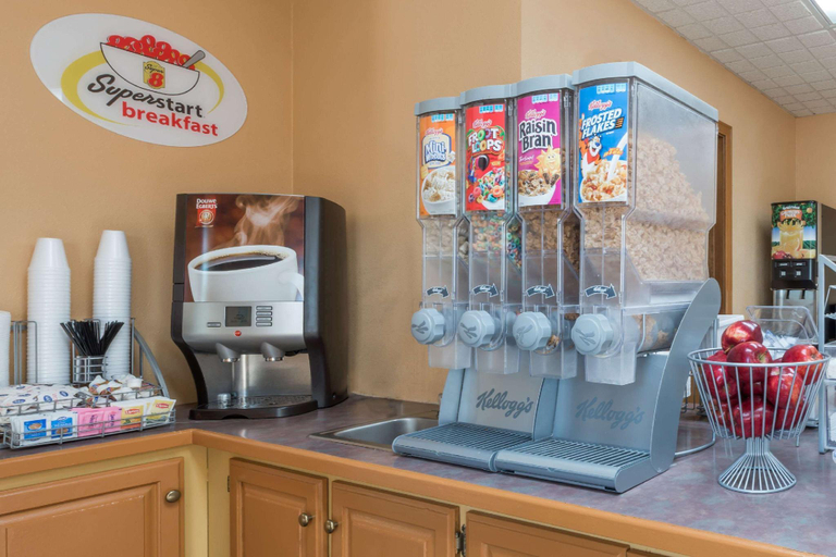 Food & Drinks 5, Super 8 By Wyndham Higginsville, Lafayette