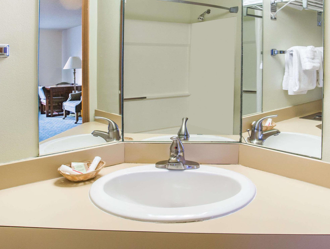 Bathroom 4, Super 8 By Wyndham O Neill Ne, Holt