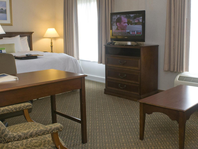 Bedroom 2, Hampton Inn & Suites Newport/Middletown, Newport