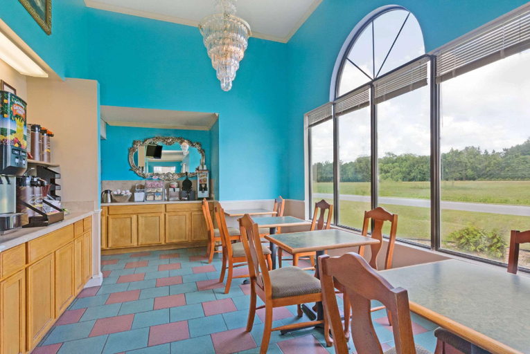 Food & Drinks 4, Super 8 by Wyndham Brunswick South/I-95, Glynn